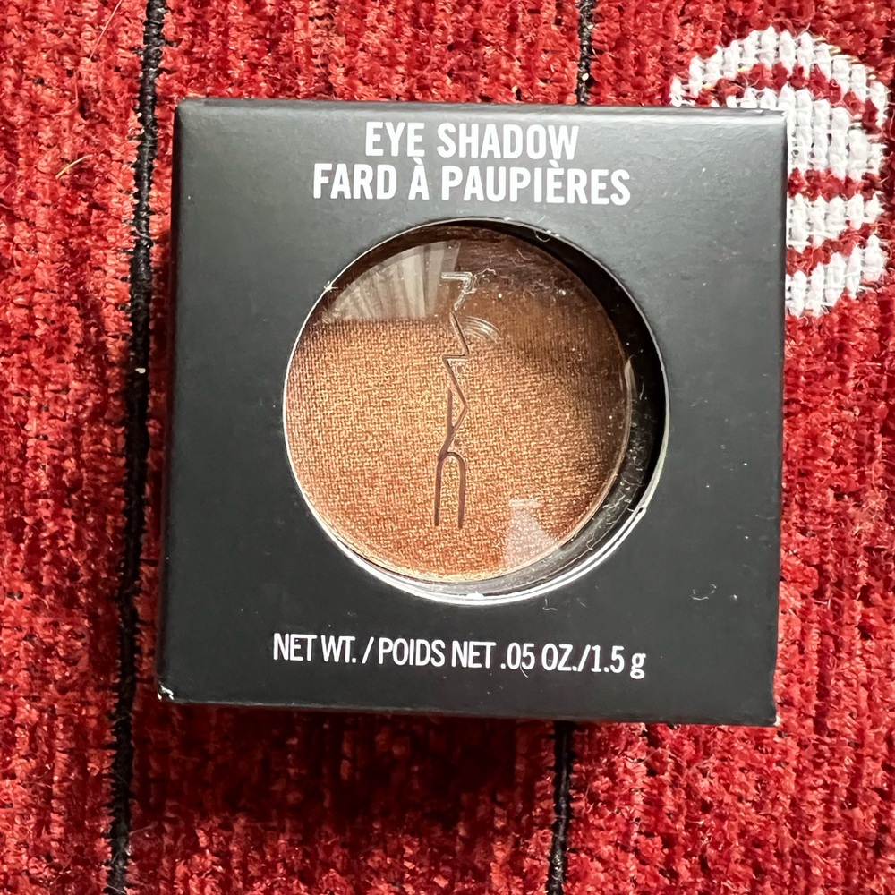 ❤️NEW MAC EYESHADOW .. shade is AMBER LIGHTS FROST❤️